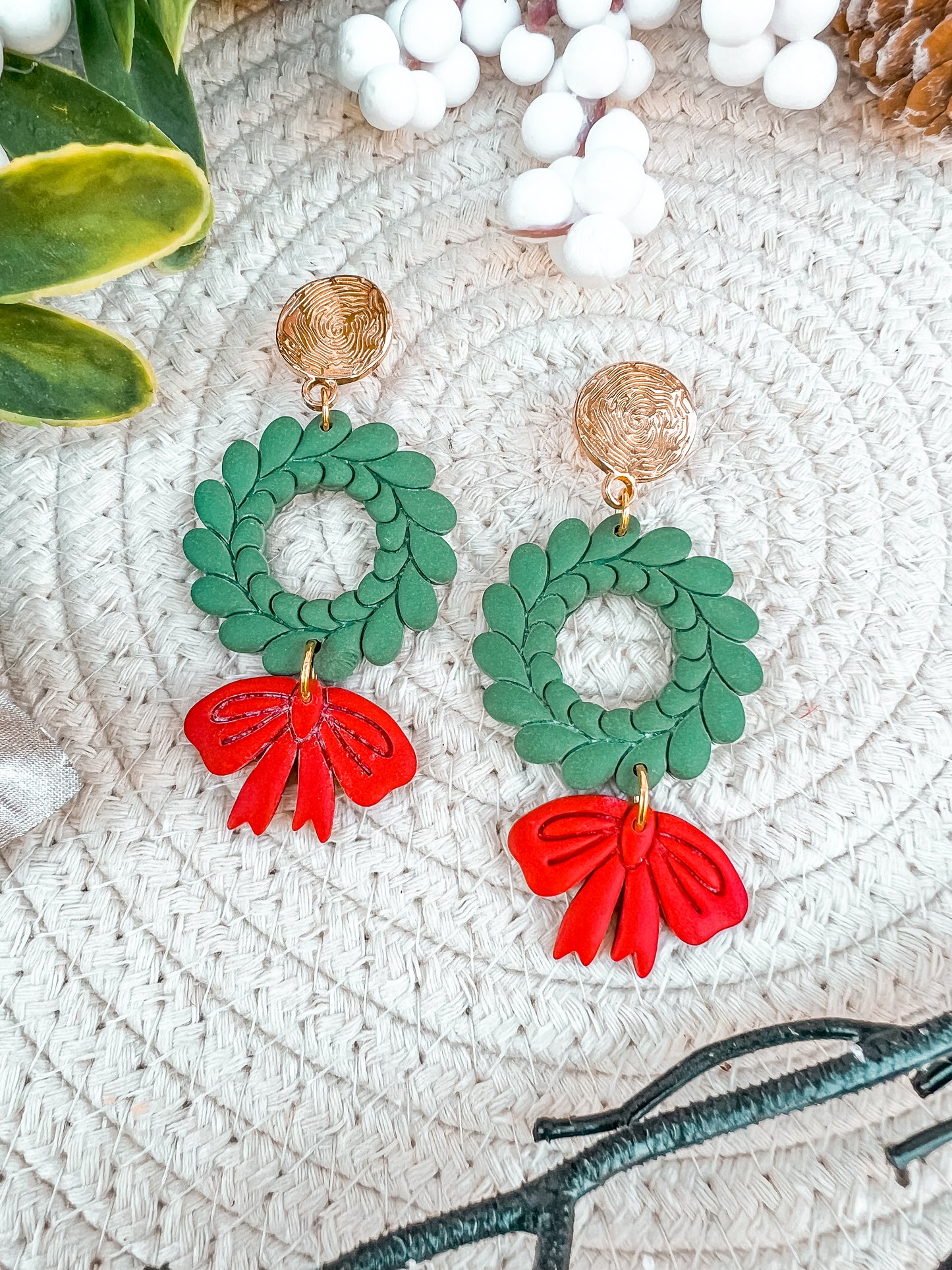 Wreath w/ Dangling Bow Dangles