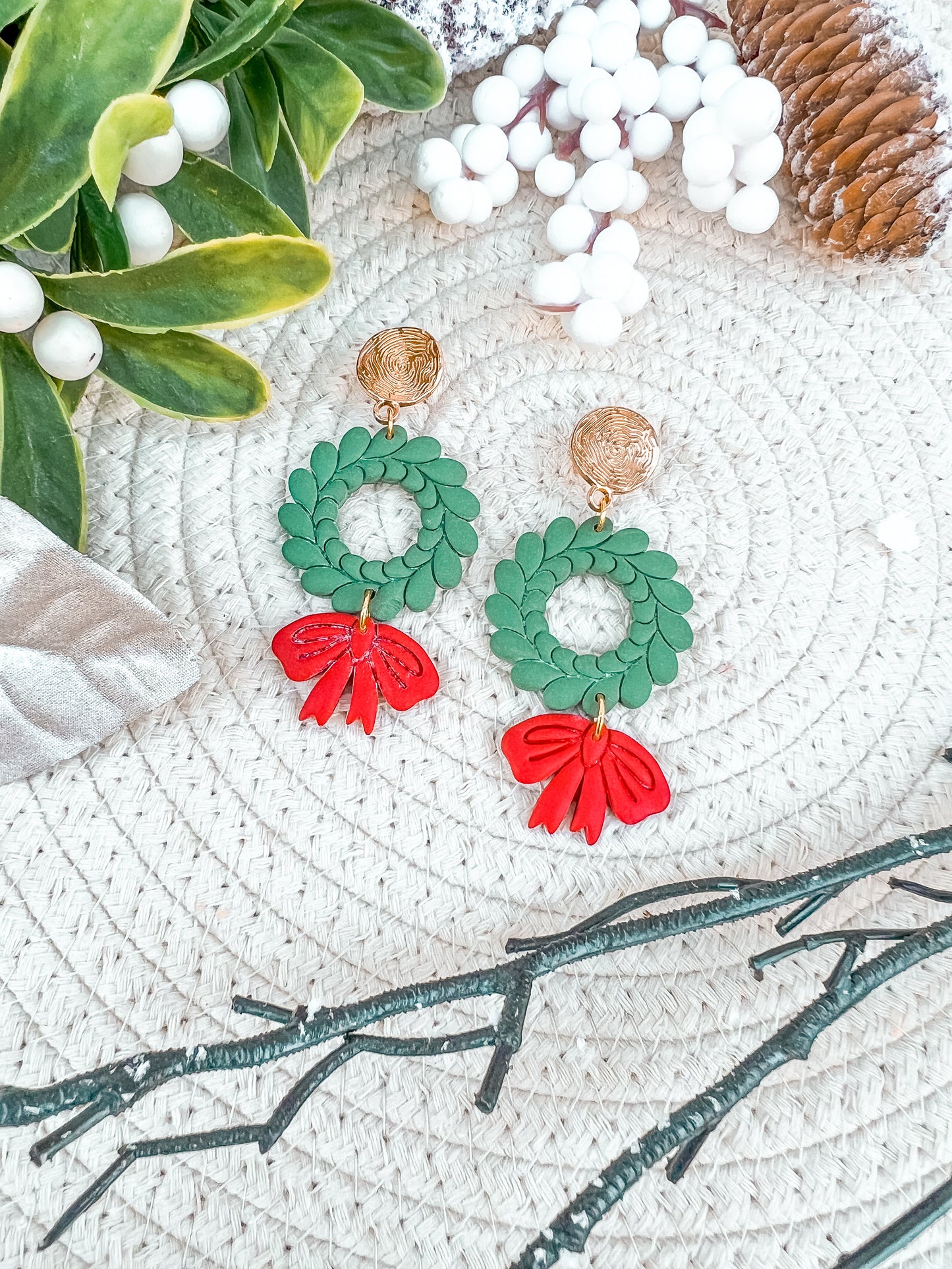 Wreath w/ Dangling Bow Dangles