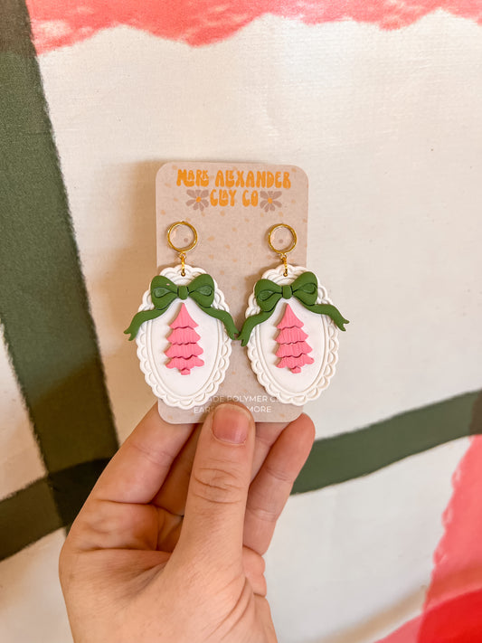 Framed Tree w/ Bow Dangles